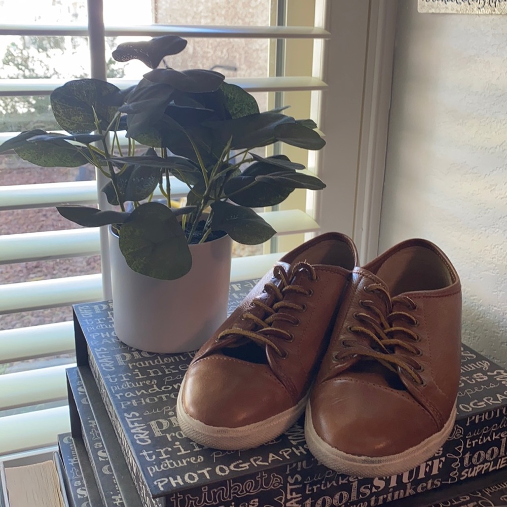 Frye Mindy sneaker in color Whiskey size 6